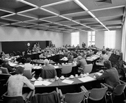 80377 Interieur van het Stadhuis (Stadhuisbrug 1) te Utrecht: de in 1974 vernieuwde raadzaal, tijdens de zitting van de ...